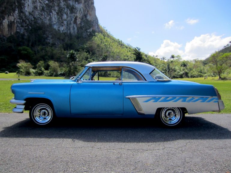 Cuba cars: Blue car with greenery