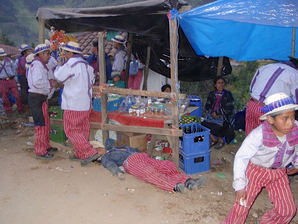 In den Bergen Guatemalas: Das irrwitzige Dorf Todos Santos. Nein, die Leute sind hier nicht immer besoffen. Ja, die Leute tragen hier immer identische Klamotten...