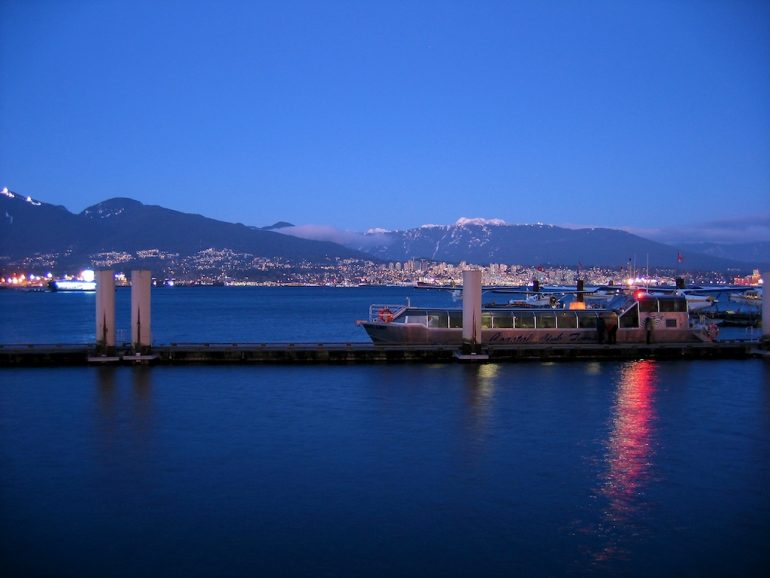 Boot bei Nacht im Haven von Vancouver