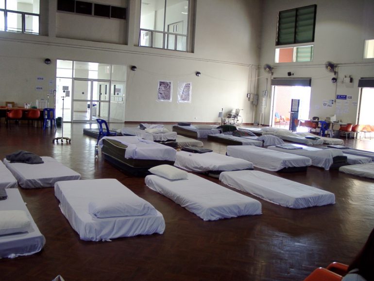 Tsunami 2004: Betten für Verletzte am Flughafen Phuket.