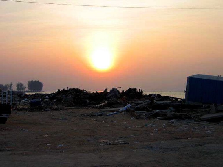 Tsunami 2004: Das zerstörte Ban Nham Khem im Sonnenuntergang