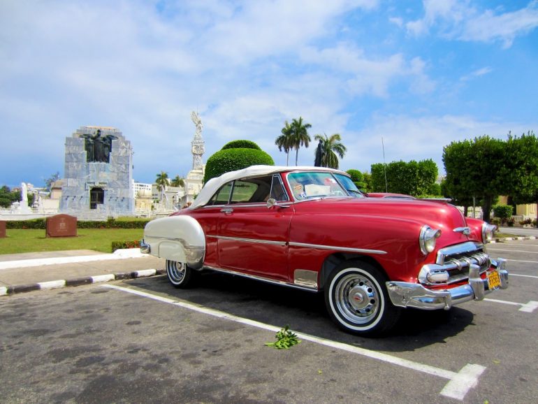 Amerikanischer Oldtimer auf dem Cementerio Cristóbal Colón