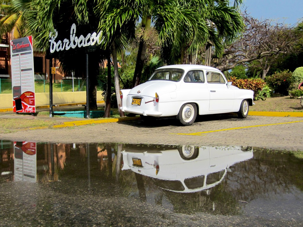 Ein Auto checkt sein Spiegelbild in Varadero