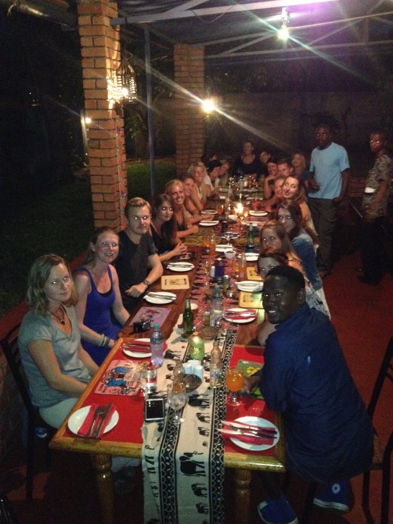 Teilnehmer einer Afrika Rundreise beim Abendessen