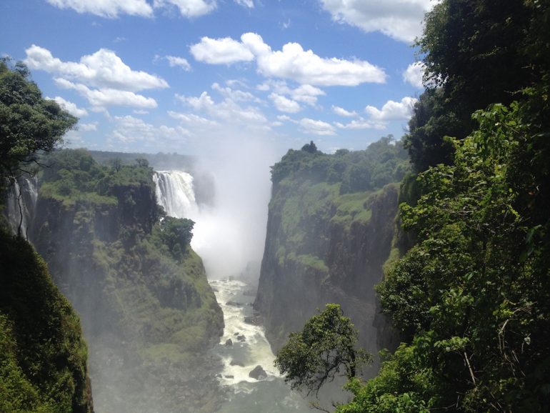Blick auf die Victoria Falls in Simbabwe
