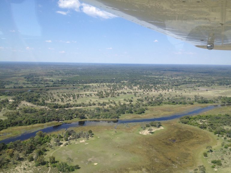 Blick aus dem Flugzeug aufs Okavango-Delta während einer Afrika Rundreise