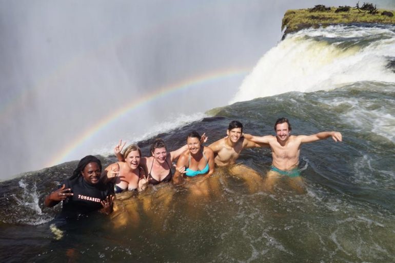 "Marco Buch" und andere Teilnehmer einer Afrika Rundreise im Devil's Pool, Victoria Falls