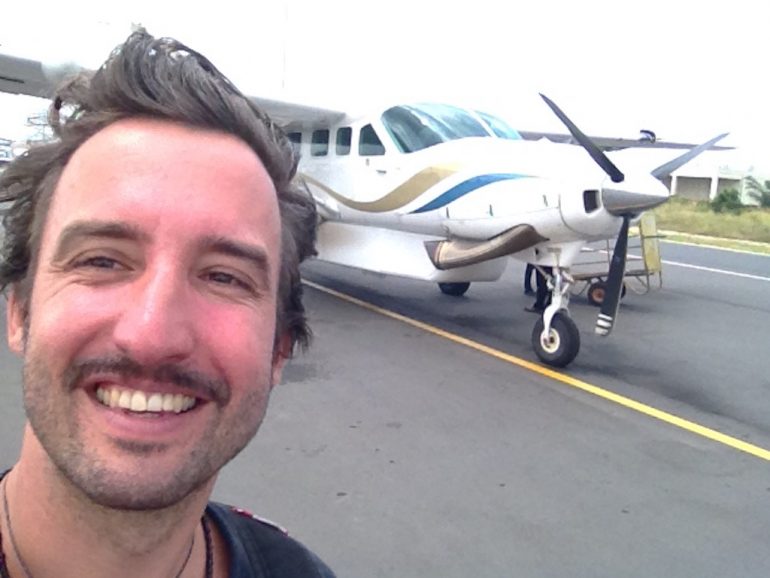 "Marco Buch" neben einem Sportflugzeug in Sansibar