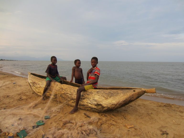 Kinder auf einem Boot am Malawi-See
