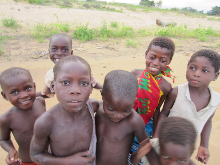 Kinder am Strassenrand in Malawi
