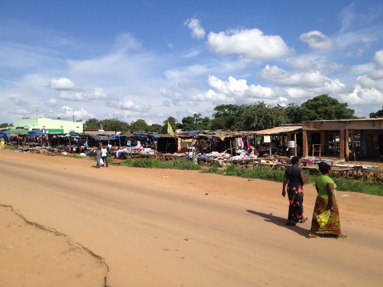 Menschen auf einem Markt am Strassenrand in Sambia