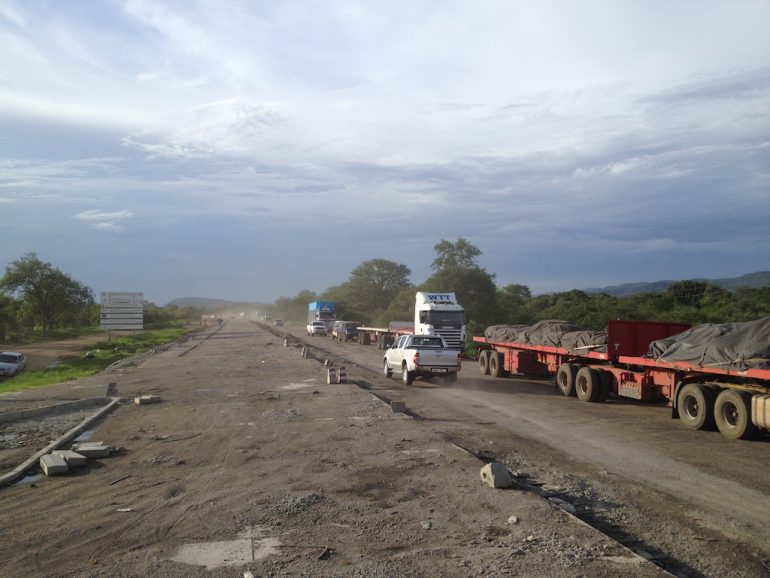 Strassenarbeiten in Sambia während einer Rundreise Afrika