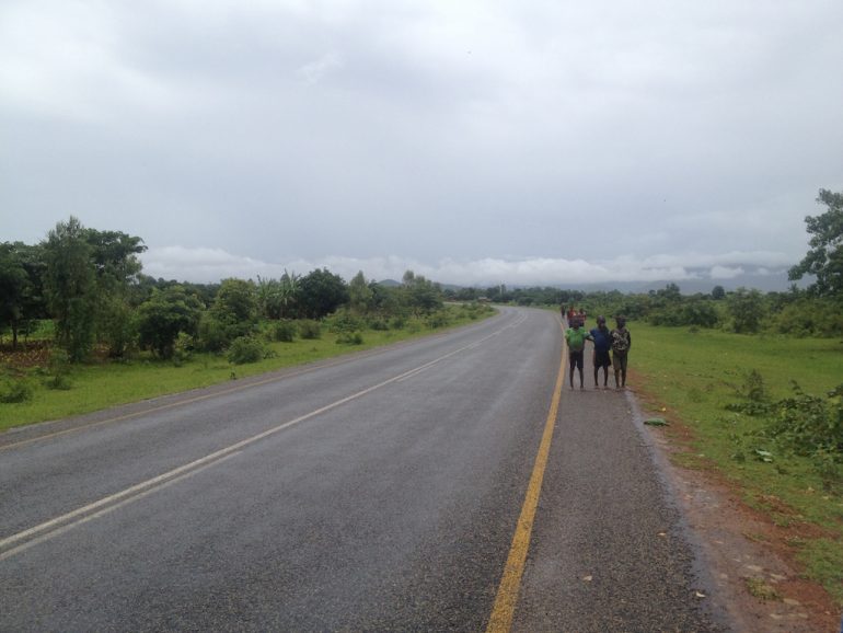 Menschen am Strassenrand von Malawi