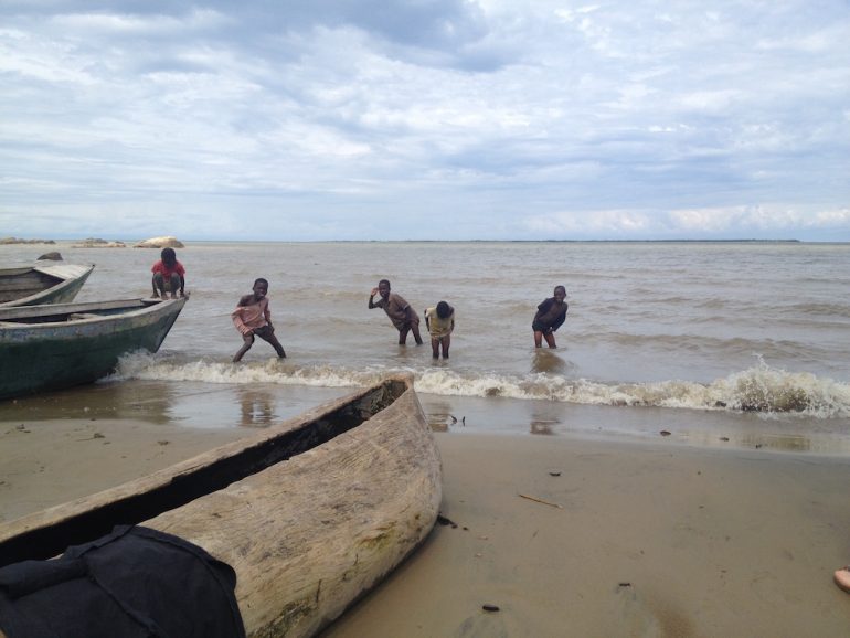 Kinder am Ufer des Malawi-Sees