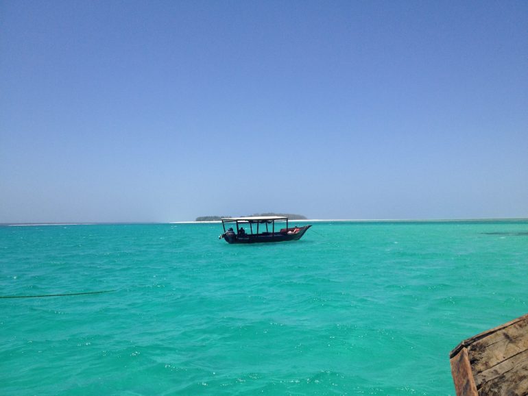 Traditionelles Boot vor der Küste Sansibars