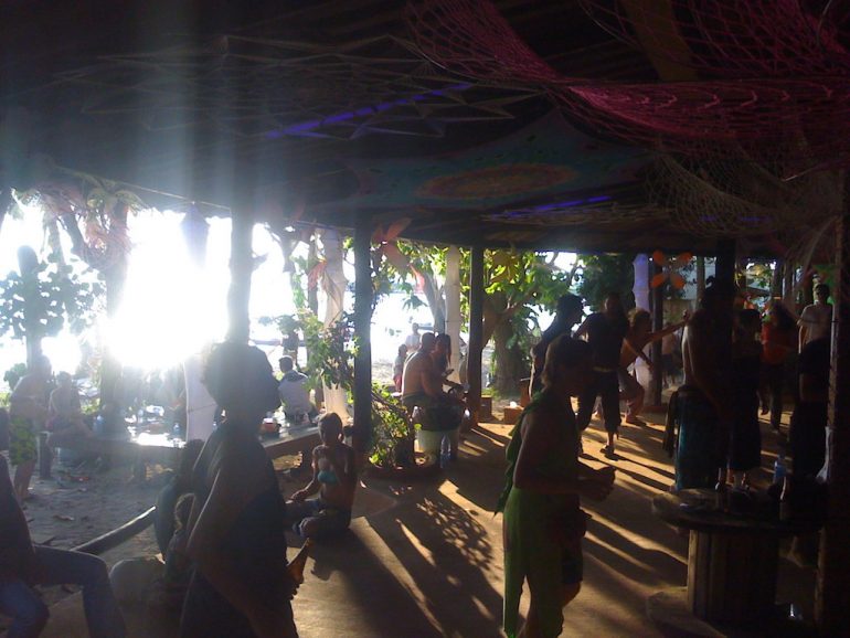 Ko Phangan Highlights: Tanzende Menschen bei der Ban Sabai Party
