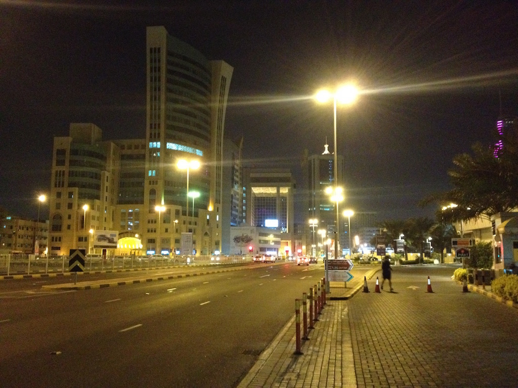 Nacht in Bahrain - Blick in die Government Avenue
