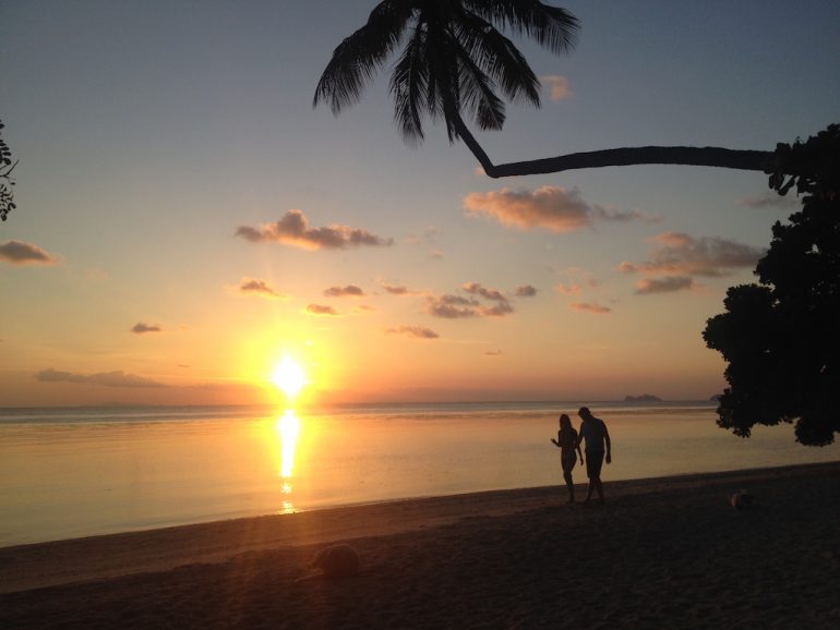 Ko Phangan Highlights: Paar im Sonnenuntergang am Leela Beach