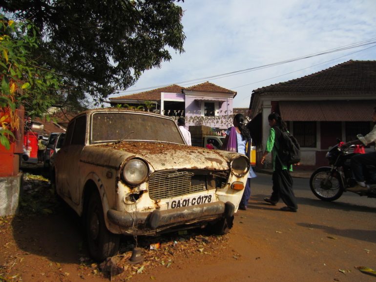 menschen und altes Auto in Goa