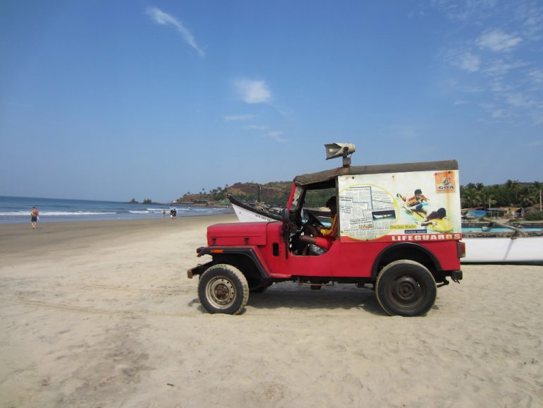 Geländewagen am Strand von Goa