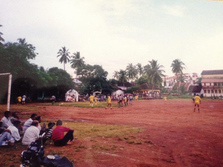 Menschen bei einem Fussballspiel in Goa