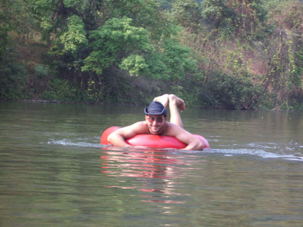 Ich auf dem Fluss, vermutlich mit offener Hose