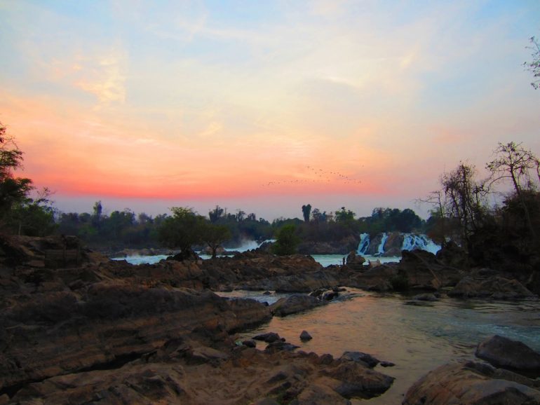 Schöne Bilder: Sonnenutergang über Wasserfall, 4000 Islands, Laos