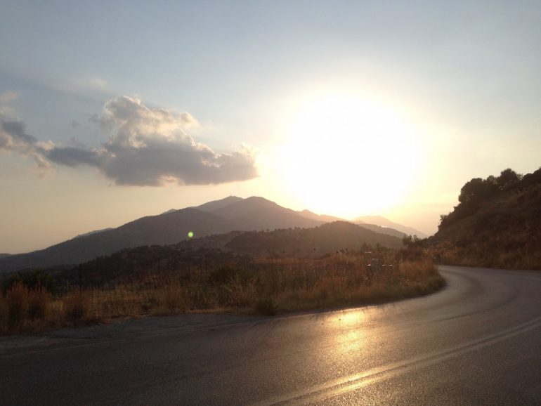 Kreta Highlights: Strasse im Sonneuntergang bei Timbaki