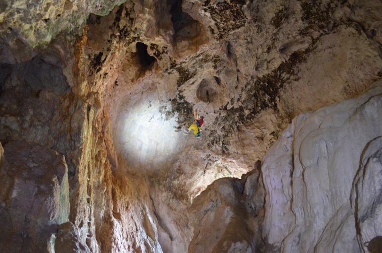 Lozère: menschen beim abseilen in eine Höhle