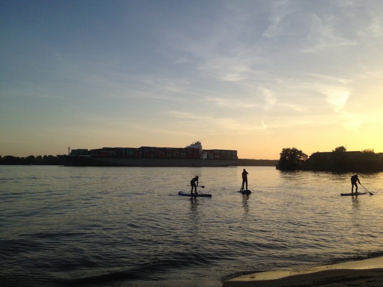 Things to do in Berlin: Three people during Stand Up Paddling