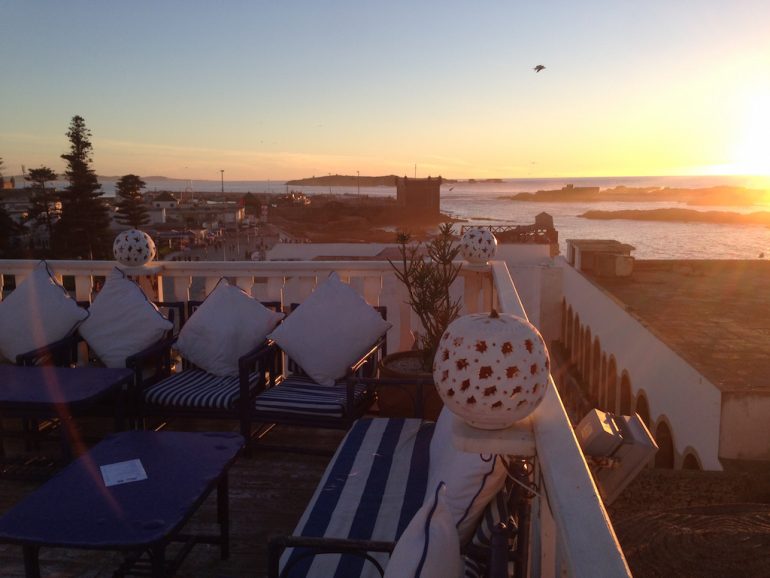 Marokko Sehenswürdigkeiten: Terrasse im Sonnenuntergang in Essaouira