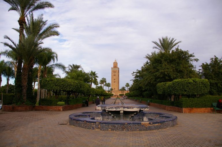 Marokko Sehenswürdigkeiten: Brunnen und Pflanzen vor der Koutoubia-Moschee