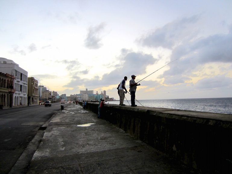 Geldwechsel in Kuba: Angler am Malecón, Havanna