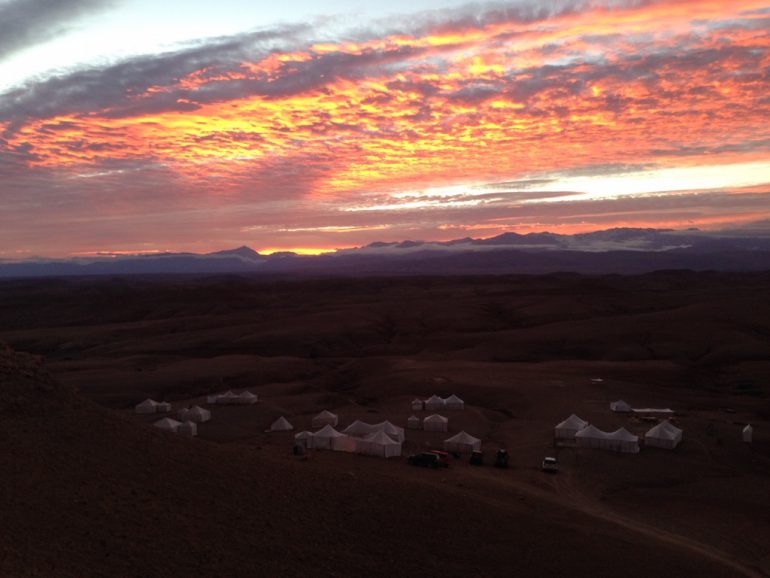 Sonnenaufgang mit Zelten im Scarabeo Camp