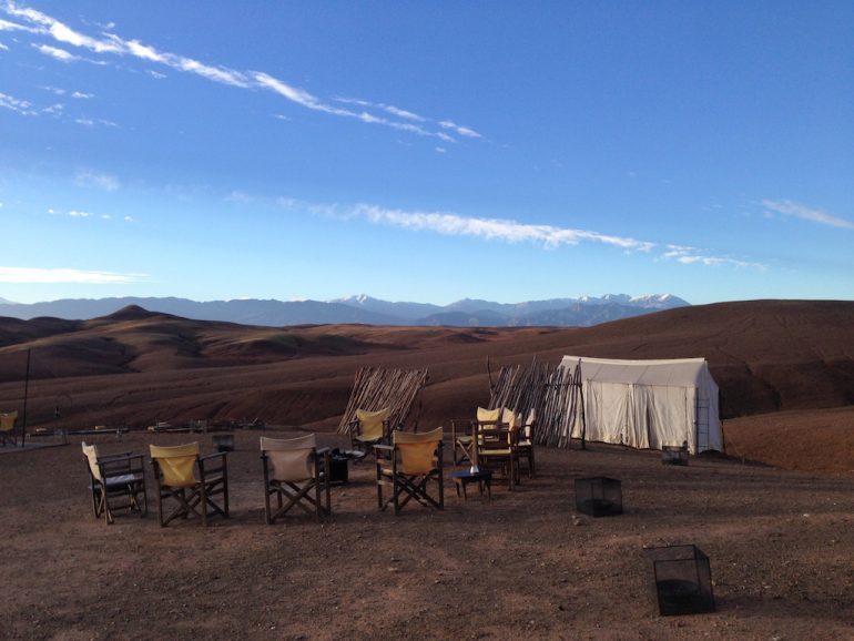 Zelt und Sitzgelegenheiten im Scarabeo Camp, Agafay Desert