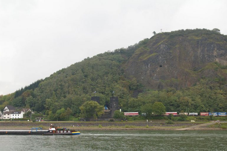 Rhein und Schiff bei der Brücke von Rehmagen