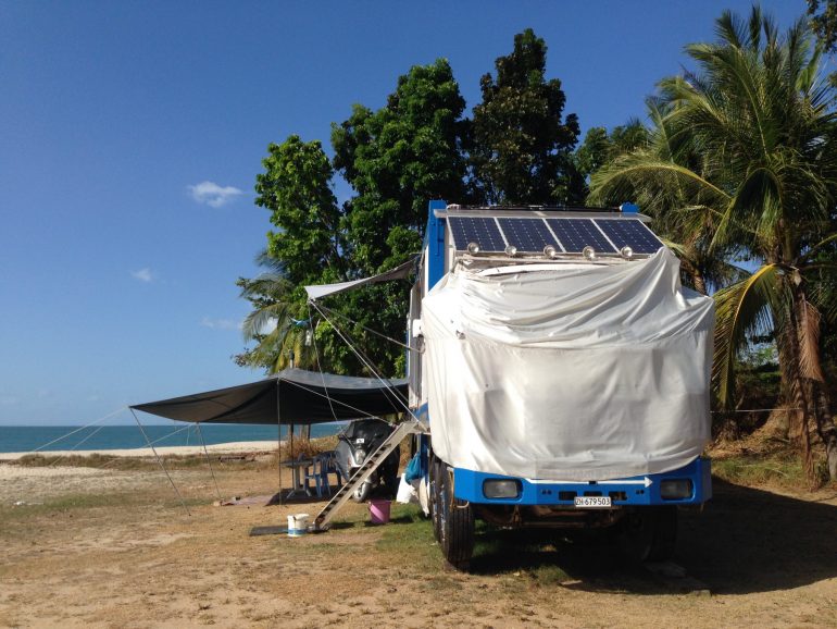 LKW Wohnmobil am Strand von Langkawi