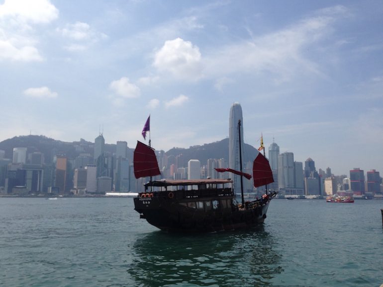 Hong Kong Sehenswürdigkeiten: Blick über den Victoria Harbour von Kowloon