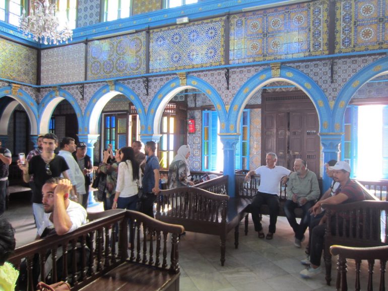 Besucher in der Synagoge La Ghriba