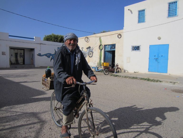 Alter Mann auf Fahrrad in Houmt Souk