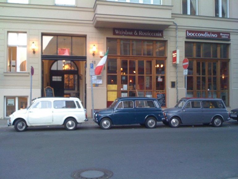 Oldtimer Berlin: Fiats vor Schaufenster