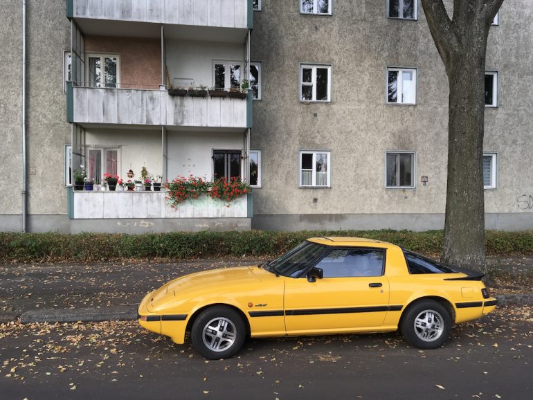 Oldtimer Berlin: Gelber Mazda RX-7 vor Hauswand