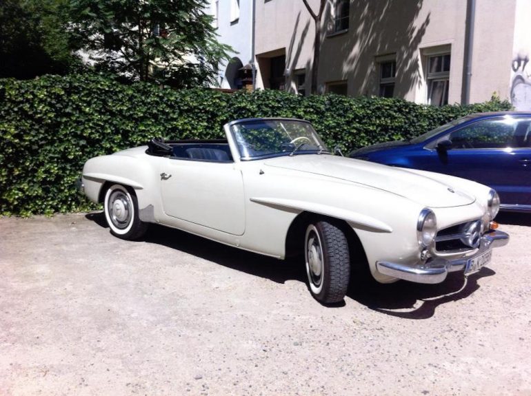 Oldtimer Berlin: Mercedes 190SL Pagode vor einem Gebüsch