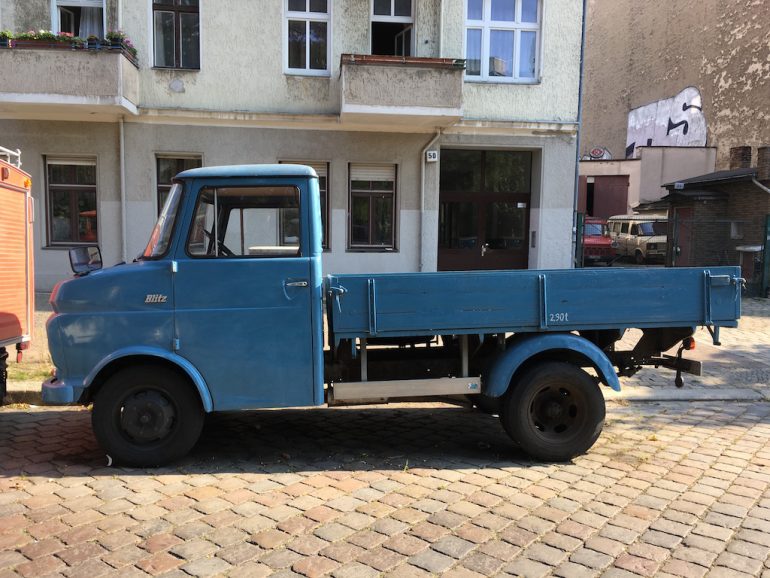 Oldtimer Berlin: Blauer Opel Blitz vor Hauswand