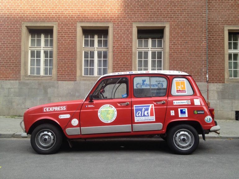 Oldtimer Berlin: Roter Renault R4 vor Backsteinwand