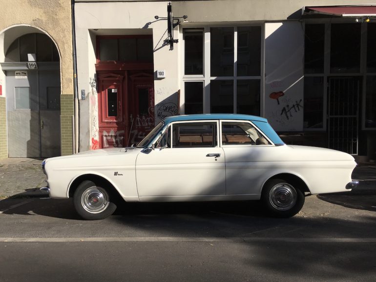Oldtimer Berlin: Ford Taunus 12M vor Hauswand