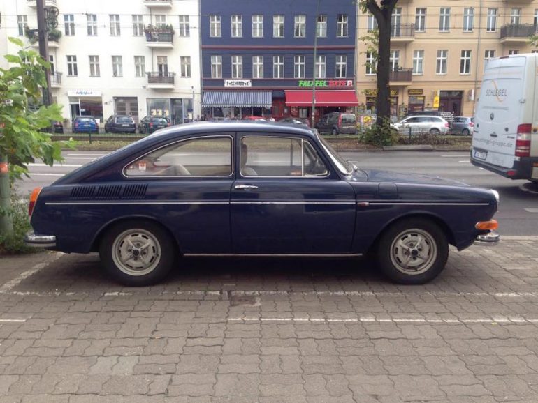 Oldtimer Berlin: VW 412 Coupé in Blau auf Parkplatz