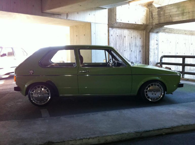Oldtimer Berlin: Grüner VW Golf 1 in Parkhaus