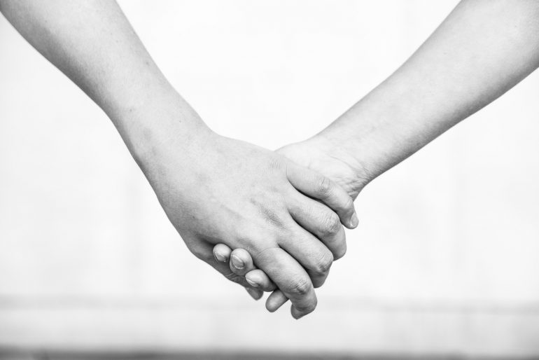 Tantra: Eine Hand hält eine andere