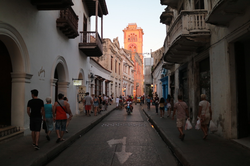 Kolumbien Reisetipps - Strasse und Torre del Reloj in Cartagena